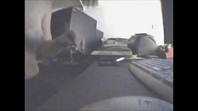 Filigrán szőke lány maszturbál meztelenül ingyenszexfilmek a kanapén